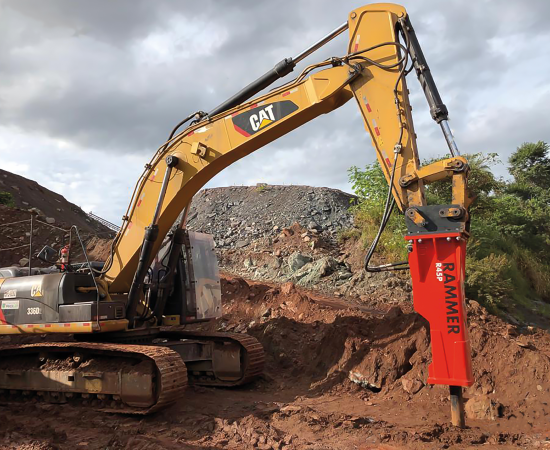 RP45_RAMMER-Performance-Line-R45P-secondary-breaking-of-iron-ore-boulder-in-Brazil1-ba13c6c89fba42b39241ff3783e64056
